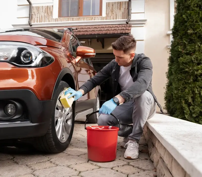 Lavage auto à domicile Saint-Nicolas-de-la-Taille : professionnel intervenant sur un véhicule